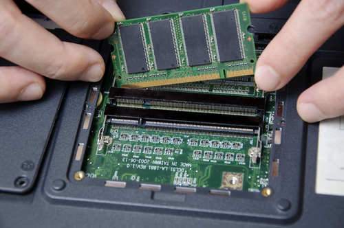 Jak rozszerzyć pamięć RAM w swoim laptopie? Składanie Komputera